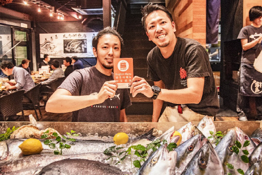 일본 여행 정보 앱 SURF가 후쿠오카 맛집 정보 제공 서비스를 시작했다. 사진은 마루히데 센쿄텐 하카타의 점장들. <SURF 제공>